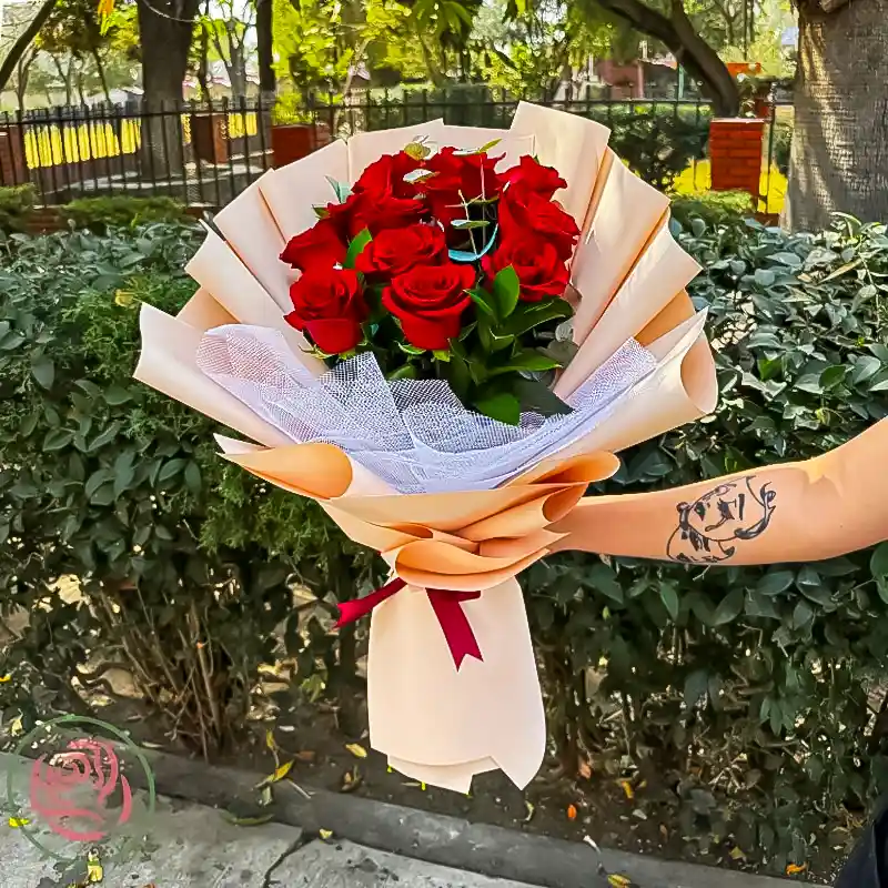 💖 Melodía Romántica: Un Ramo que Canta al Amor 🌹