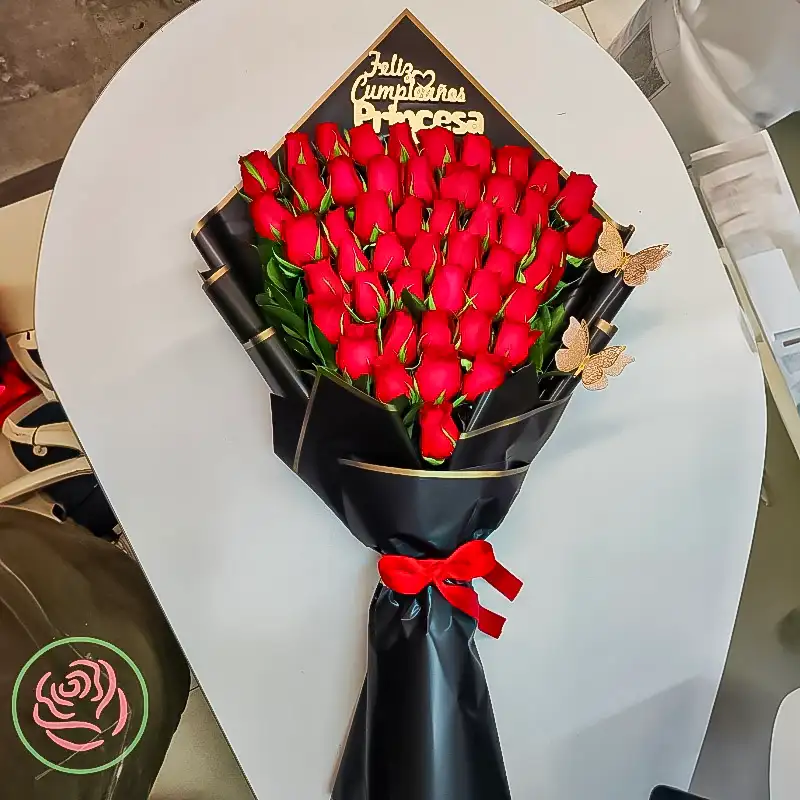 💖 Susurro del Viento: Un Ramo que Encarna la Pasión y la Elegancia 🌹🦋