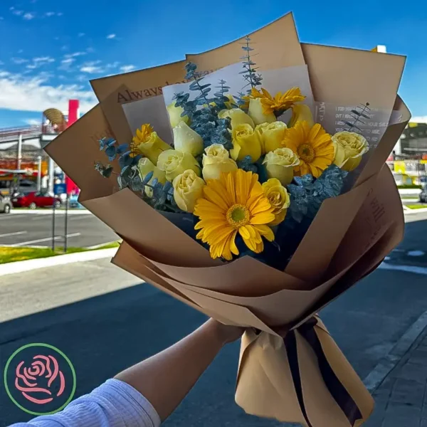 💖 Rubí Encantado: Un Arreglo que Celebra la Alegría de la Primavera 🌼🌹