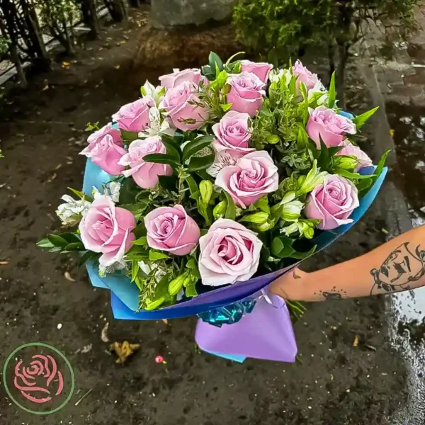 💖 Serenata Floral: Un Ramo que Canta al Amor y la Elegancia 🌸